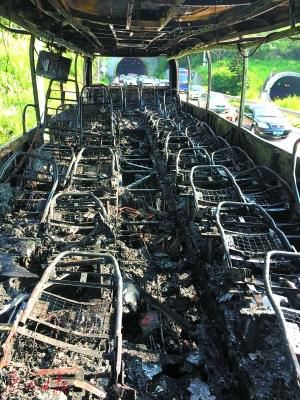 廣東載44人大巴高速路上自燃 被燒成鐵架